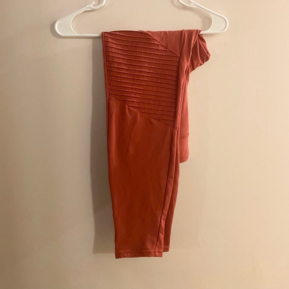 LaurieBelles Raspberry Pink Buttery Soft Moto Legging - Picture 2 of 3